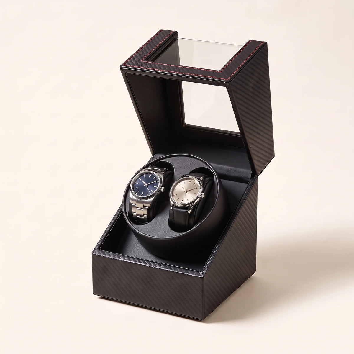 Remontoir ouvert vu depuis le flanc droit, avec deux montres de présentation sur les coussins du rotor commun. Montres non incluses.