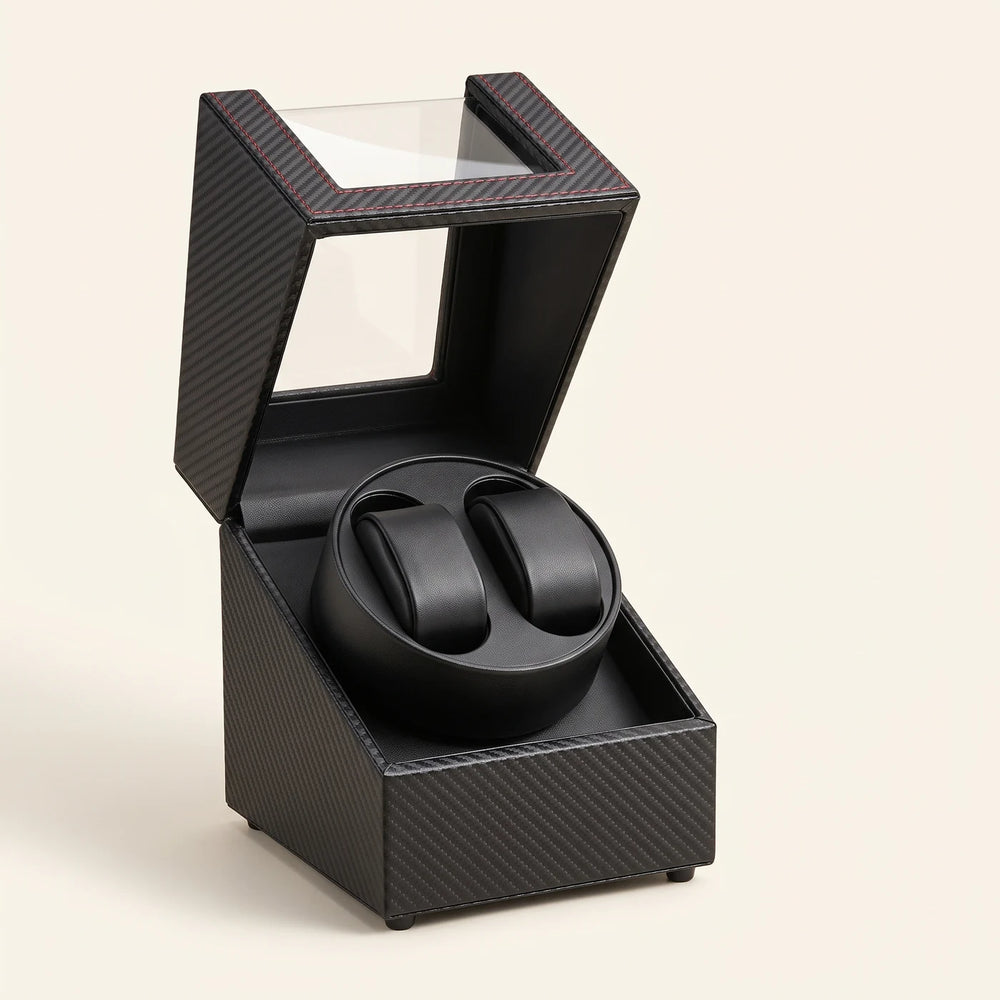 Remontoir ouvert sans montres pour visualiser le dégagement du couvercle.