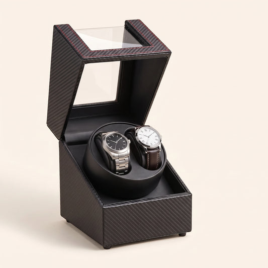 Remontoir R3-014 ouvert avec deux montres de démonstration non incluses.